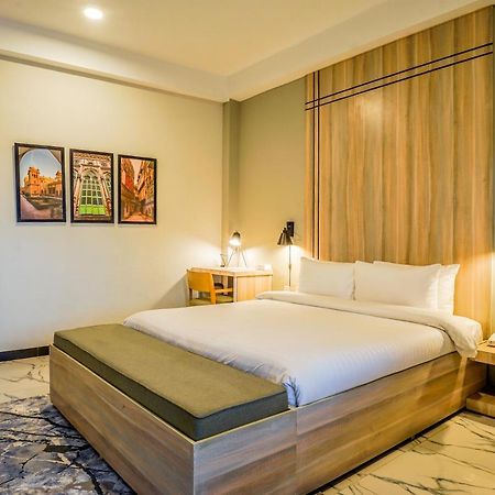 Roomy Crossroads Hotel, Peshawar Bagian luar foto