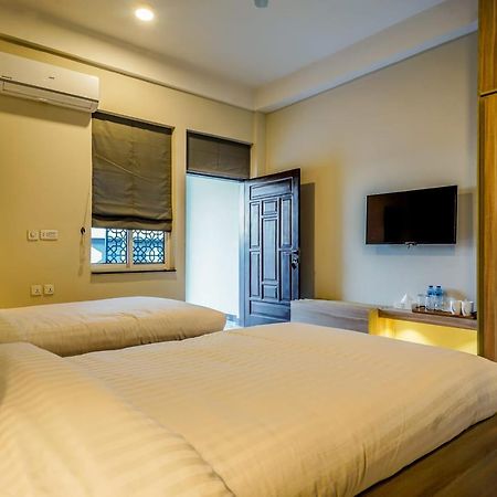 Roomy Crossroads Hotel, Peshawar Bagian luar foto