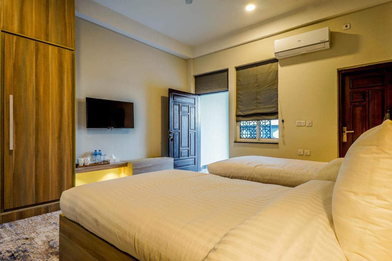 Roomy Crossroads Hotel, Peshawar Bagian luar foto