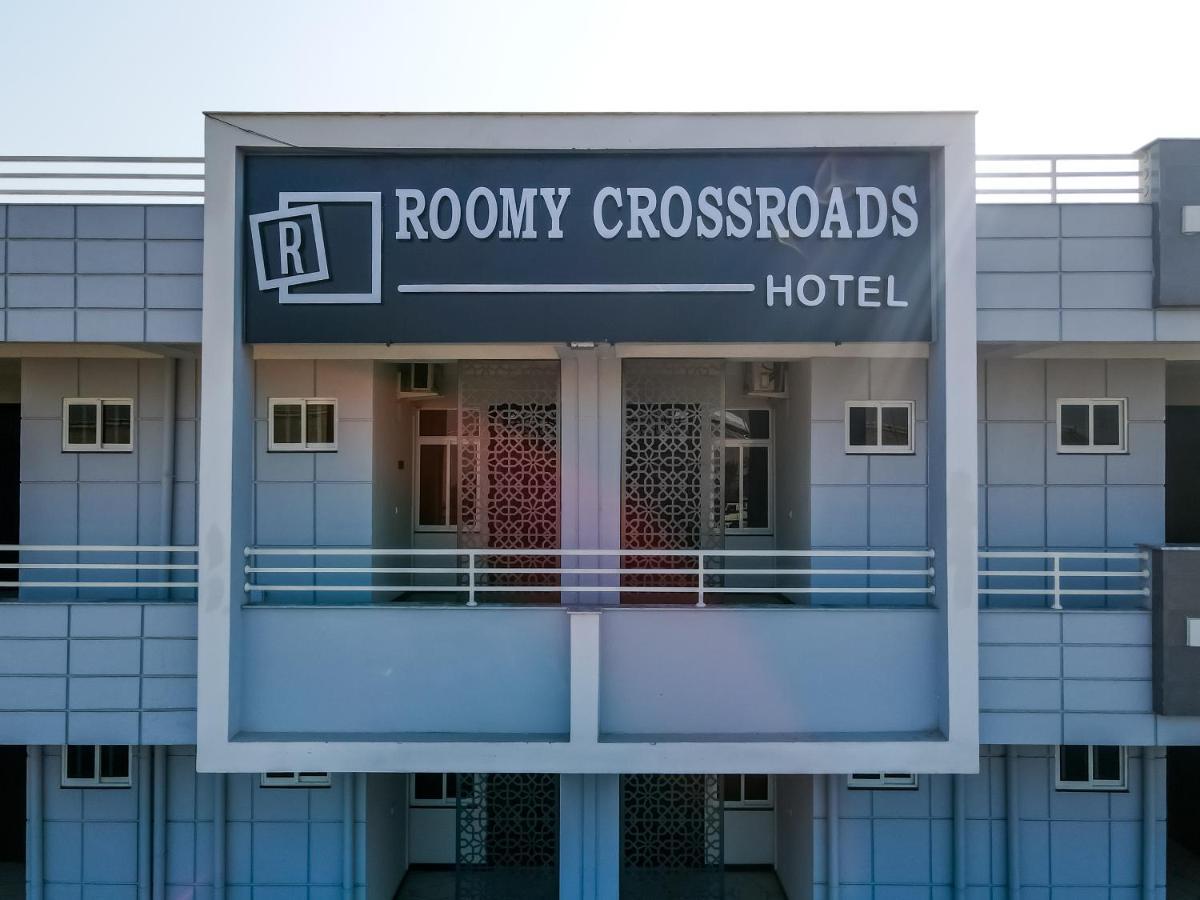 Roomy Crossroads Hotel, Peshawar Bagian luar foto