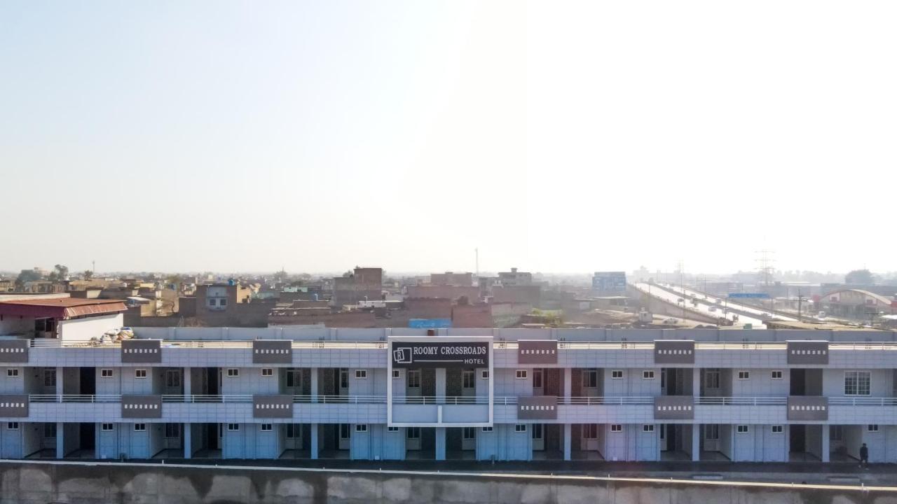 Roomy Crossroads Hotel, Peshawar Bagian luar foto