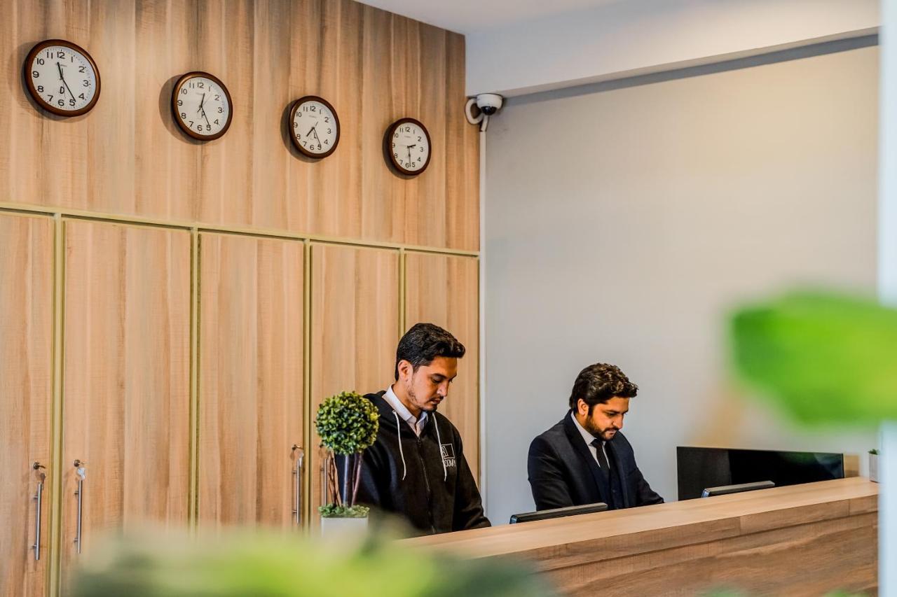 Roomy Crossroads Hotel, Peshawar Bagian luar foto
