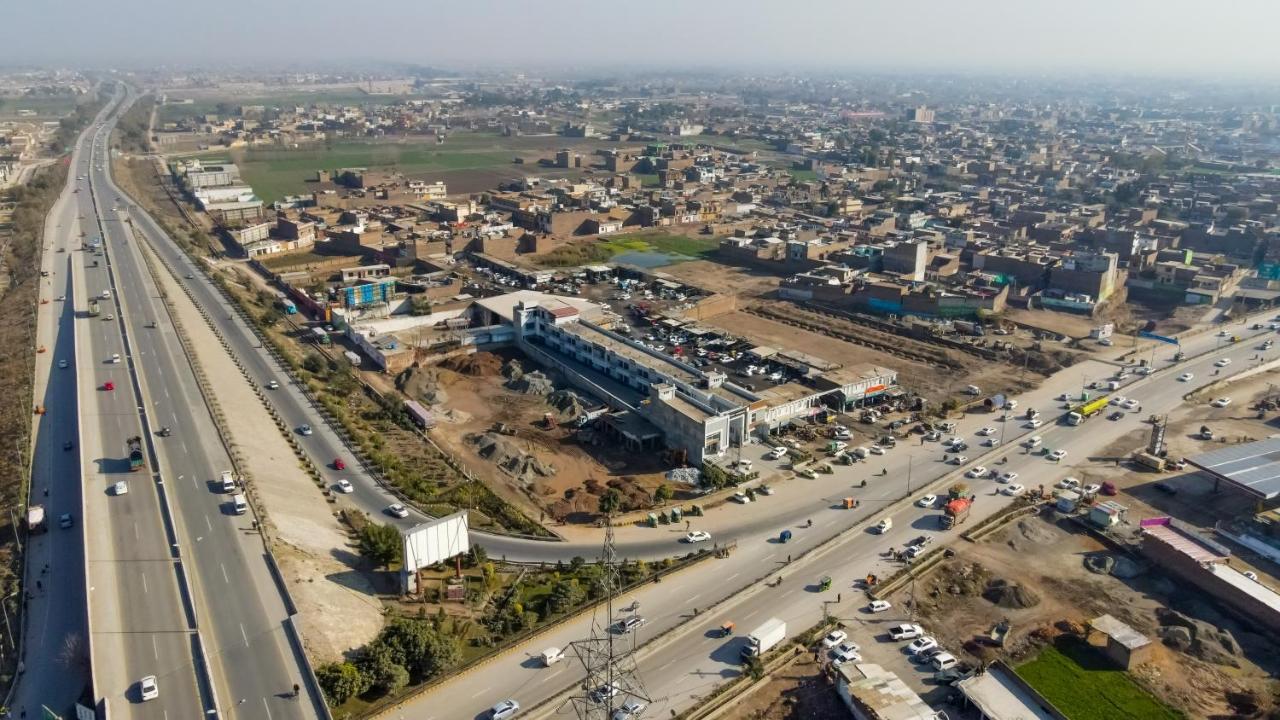 Roomy Crossroads Hotel, Peshawar Bagian luar foto