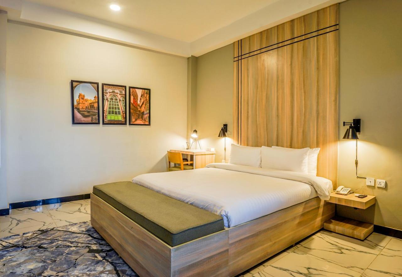 Roomy Crossroads Hotel, Peshawar Bagian luar foto