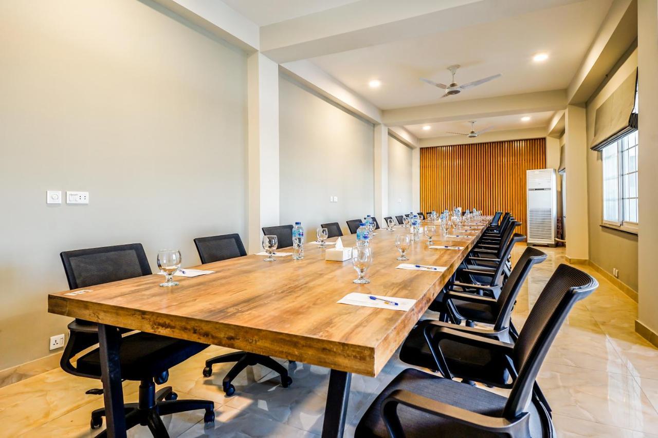Roomy Crossroads Hotel, Peshawar Bagian luar foto