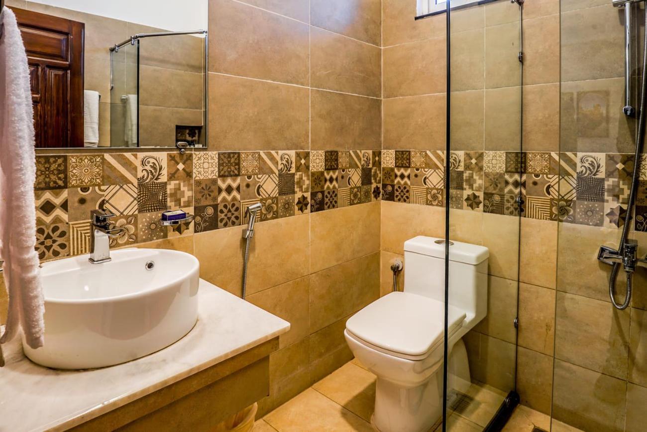 Roomy Crossroads Hotel, Peshawar Bagian luar foto