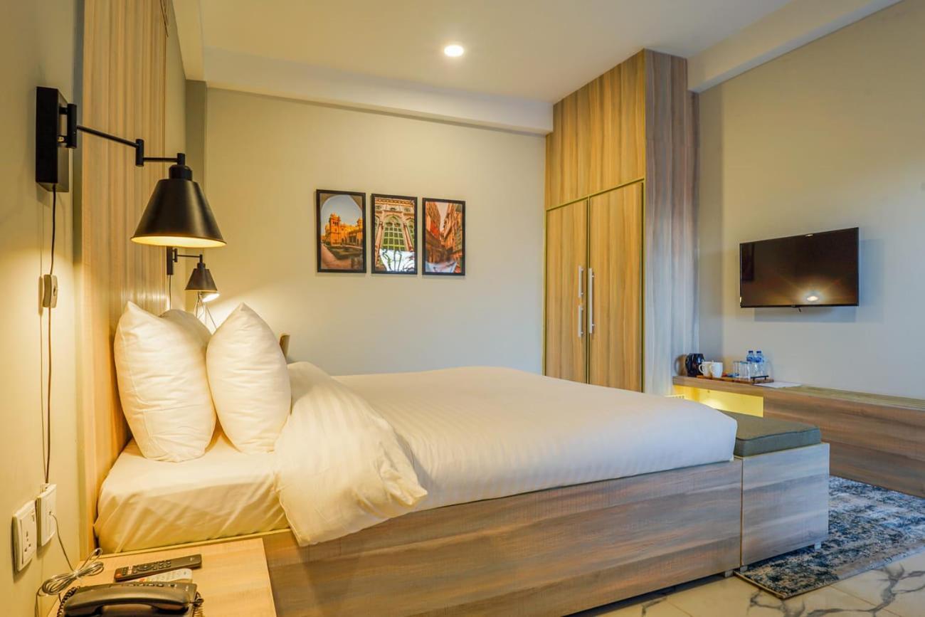Roomy Crossroads Hotel, Peshawar Bagian luar foto