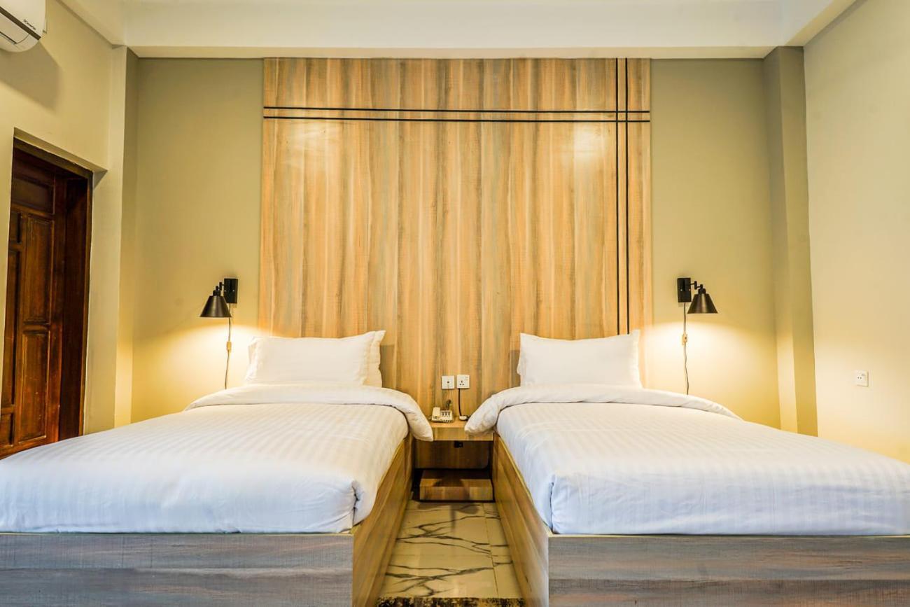 Roomy Crossroads Hotel, Peshawar Bagian luar foto