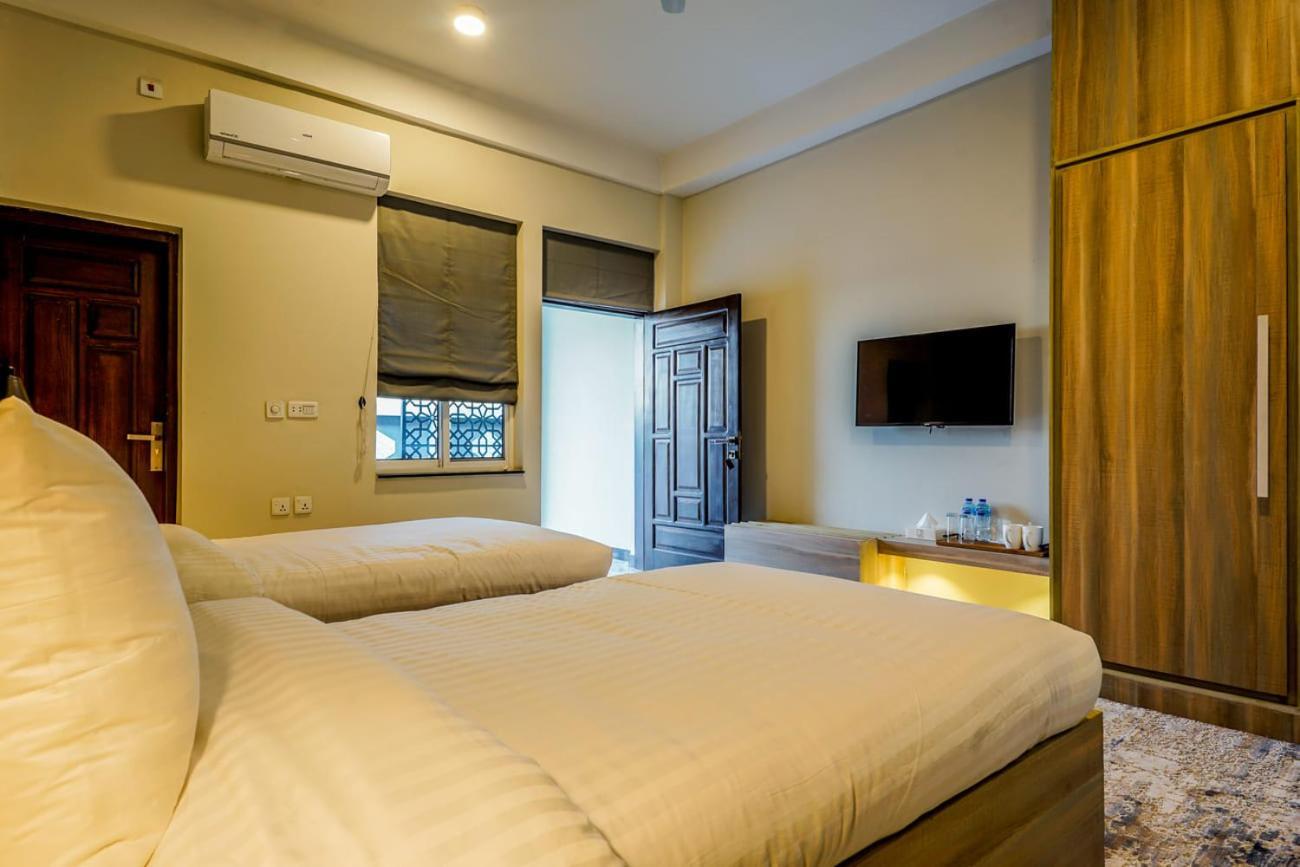 Roomy Crossroads Hotel, Peshawar Bagian luar foto