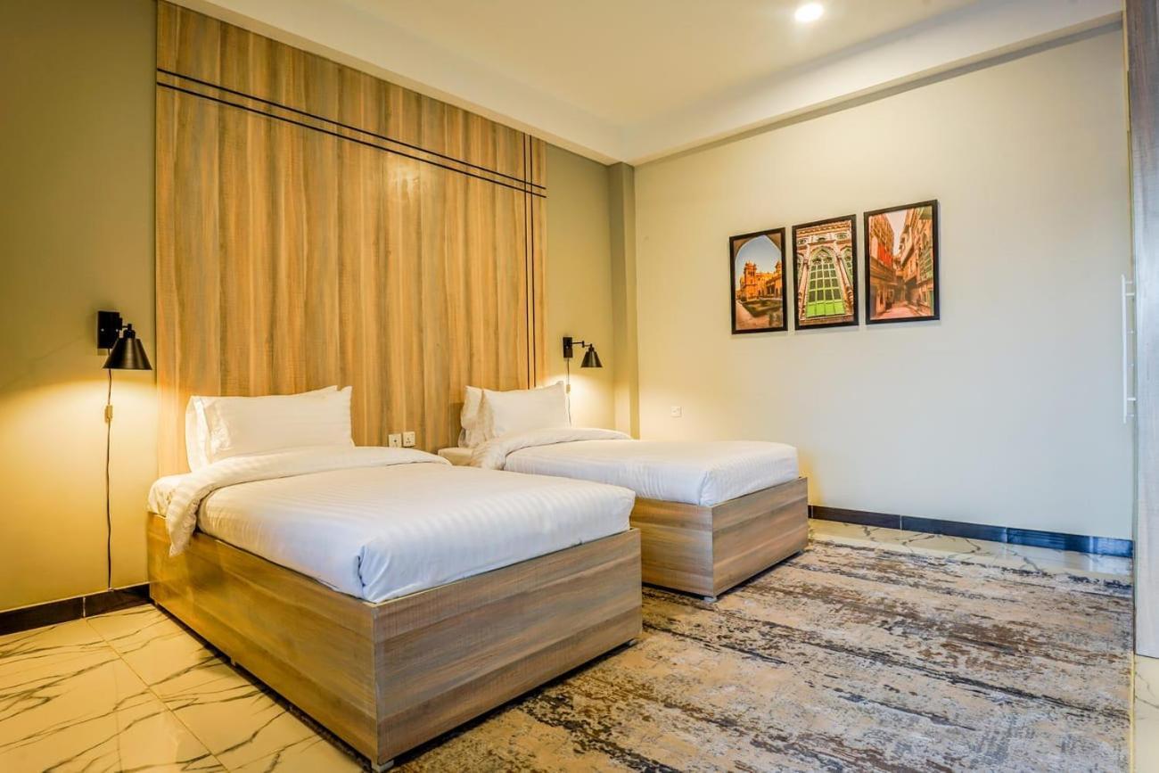 Roomy Crossroads Hotel, Peshawar Bagian luar foto