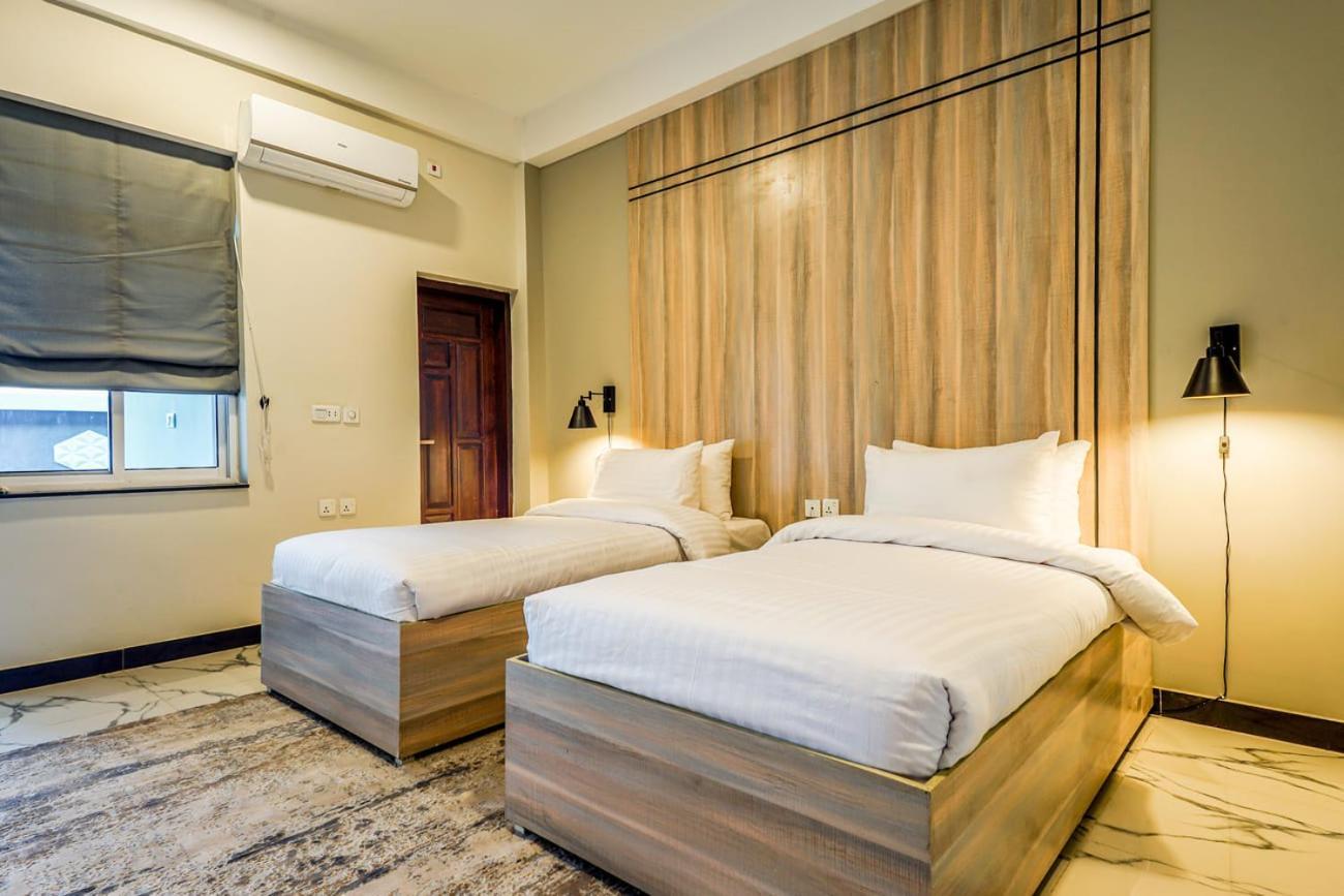 Roomy Crossroads Hotel, Peshawar Bagian luar foto