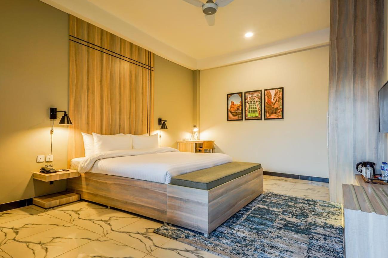 Roomy Crossroads Hotel, Peshawar Bagian luar foto