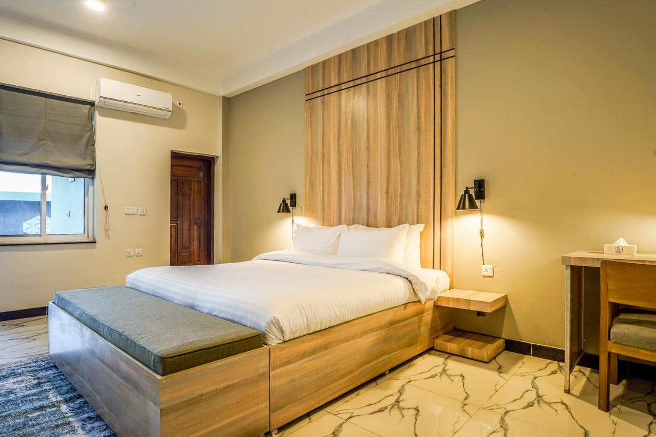 Roomy Crossroads Hotel, Peshawar Bagian luar foto