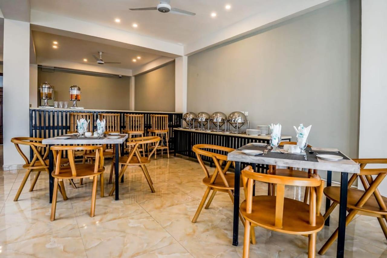 Roomy Crossroads Hotel, Peshawar Bagian luar foto