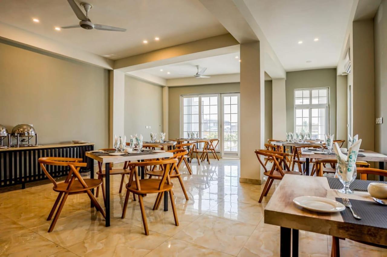 Roomy Crossroads Hotel, Peshawar Bagian luar foto