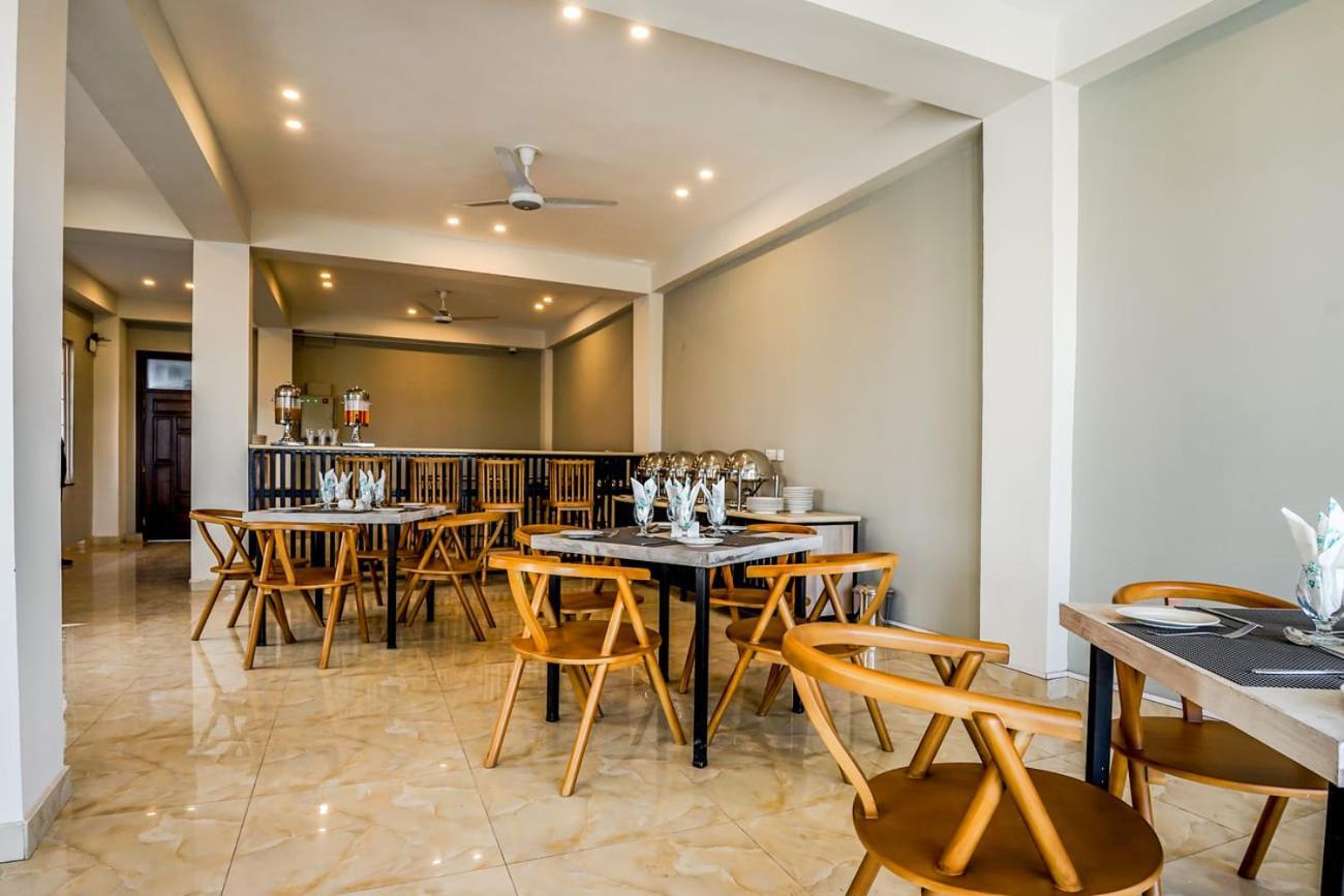 Roomy Crossroads Hotel, Peshawar Bagian luar foto